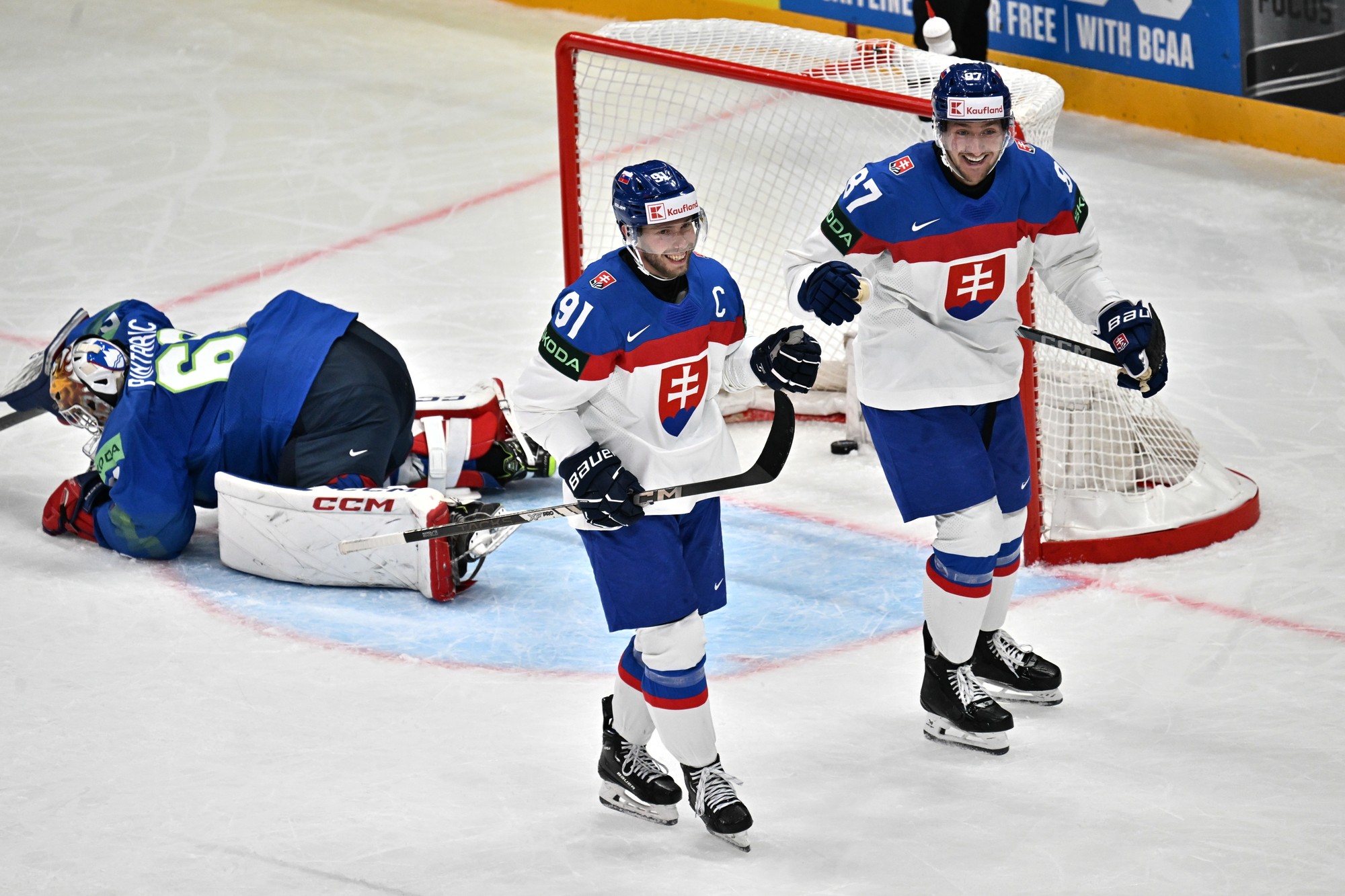 Zľava brankár Matija Pintarič (Slovinsko), Matúš Sukeľ (Slovensko) a Pavol Regenda (Slovensko). 