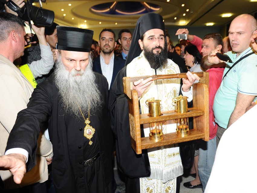 Crkveno-državna delegacija donosi oganj