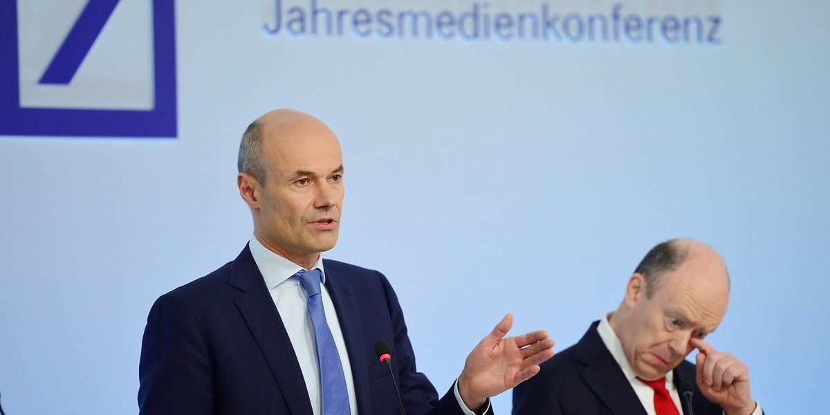 Na zdjęciu Marcus Schenck (CFO) i John Cryan (CEO) Deutsche Banku na konferencji podsumowującej wyniki finansowej banku. Luty, 2016 rok