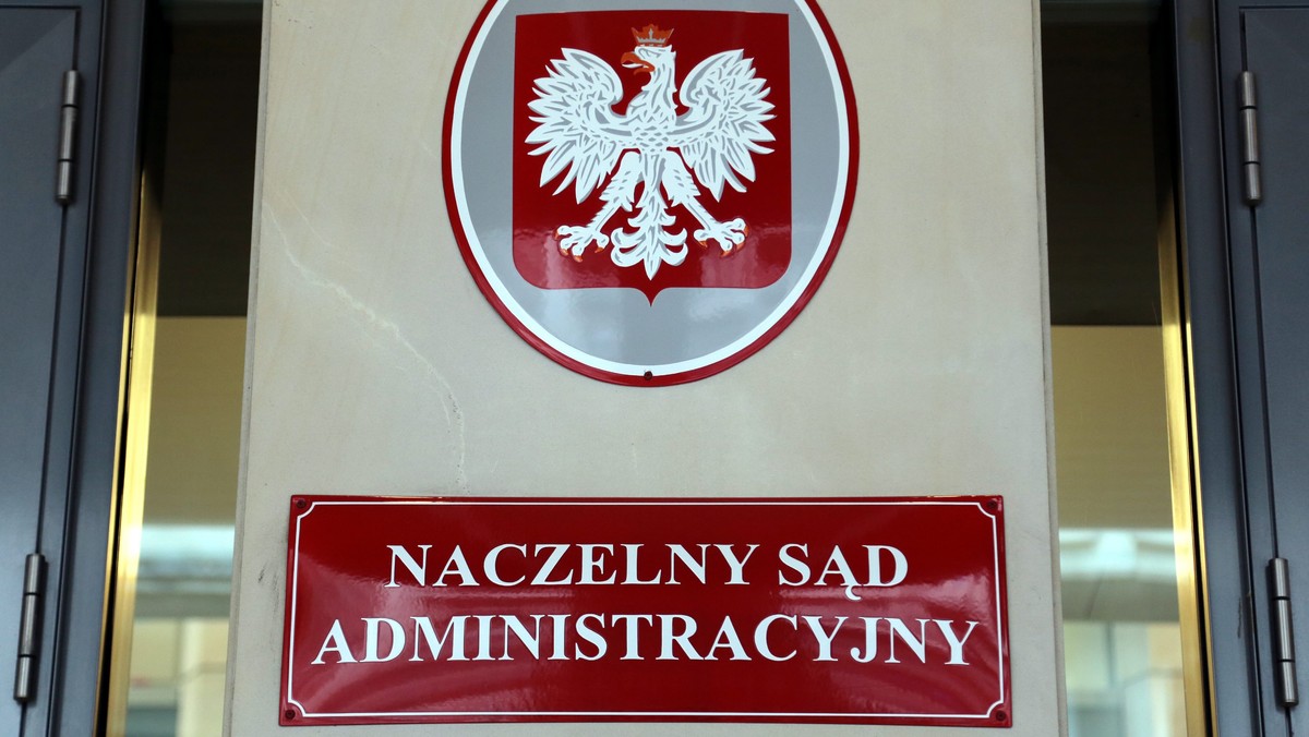 Urodzone przez matkę zastępczą w Kanadzie dziecko, którego rodzice w akcie urodzenia to dwóch mężczyzn – w tym polski obywatel – ma prawo do potwierdzenia polskiego obywatelstwa – orzekł w środę Naczelny Sąd Administracyjny. 