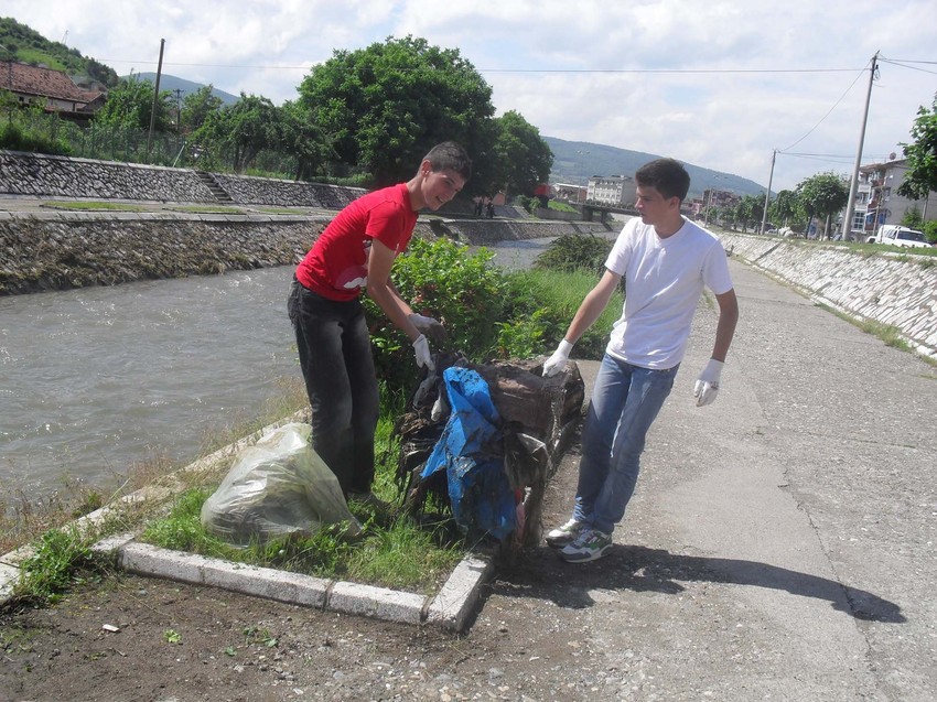 Otpad zatrpao reku Rašku