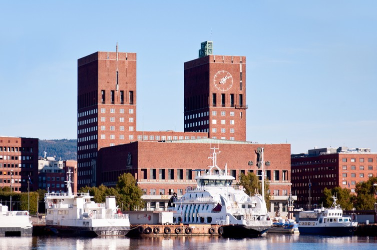 10. miejsce: Ratusz w Oslo (norw. Oslo Rådhus) to budynek w którym mają swą siedzibę władze miasta Oslo, stolicy Norwegii. W budynku znajduje się również galeria sztuki oraz pomieszczenia biurowe. Ratusz w Oslo jest miejscem gdzie corocznie organizowana jest ceremonia wręczania pokojowej nagrody Nobla
Budowa obiektu rozpoczęła się w 1931 roku, po czym została przerwana z powodu II wojny światowej, otwarcie więc nastąpiło dopiero 15 maja 1950 roku. Wieża wschodnia wznosi się na wysokość 66 metrów, wieża zachodnia na 63 metry.