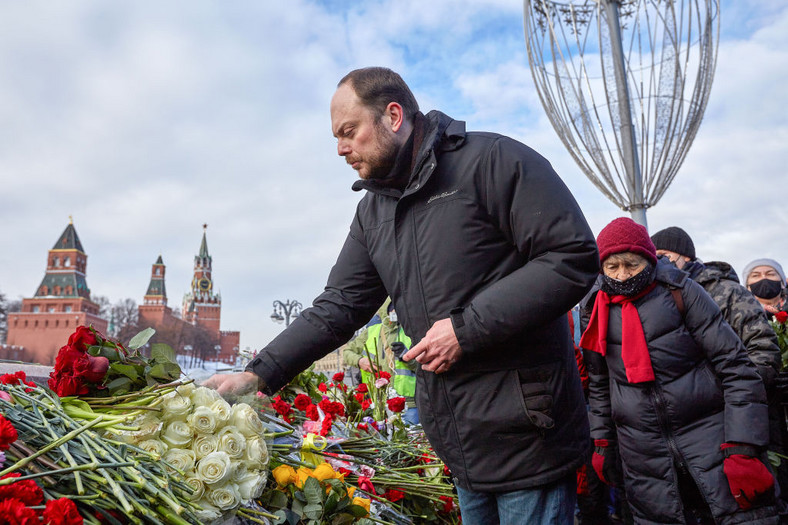 Władimir Kara-Murza składa kwiaty w rocznicę śmierci Borysa Niemcowa (2021)