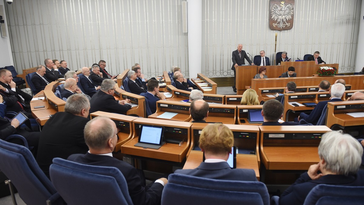 Senat RP wyraża wdzięczność biskupom polskim, za obronę polskiej tożsamości, prawa narodu do suwerenności i wolności, w tym do szukania własnej drogi w rozwiązywaniu bolesnych problemów z przeszłości - głosi uchwała, przyjęta dzisiaj przez Senat.