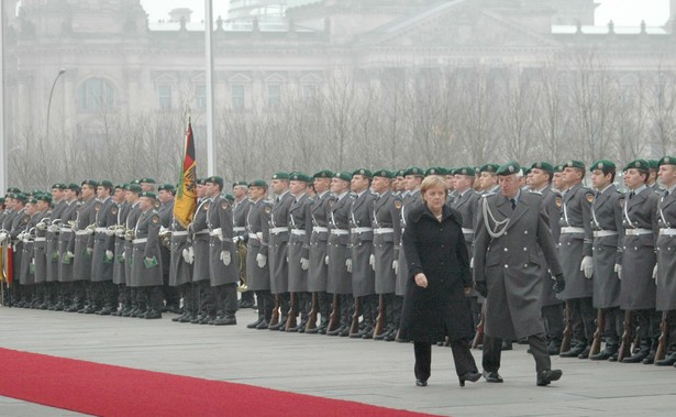 Angela Merkel przechodzi przed żołnierzami