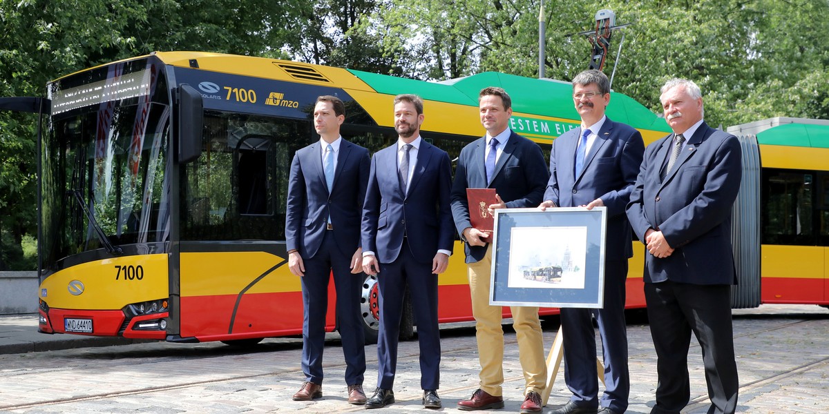 Podpisanie umowy na autobusy elektryczne Solaris dla Warszawy. Na zdjęciu prezes MZA Jan Kuźminski (2P), prezes zarządu firmy Solaris Bus & Coach Javier Calleja (2L), prezydent Warszawy Rafał Trzaskowski (C).