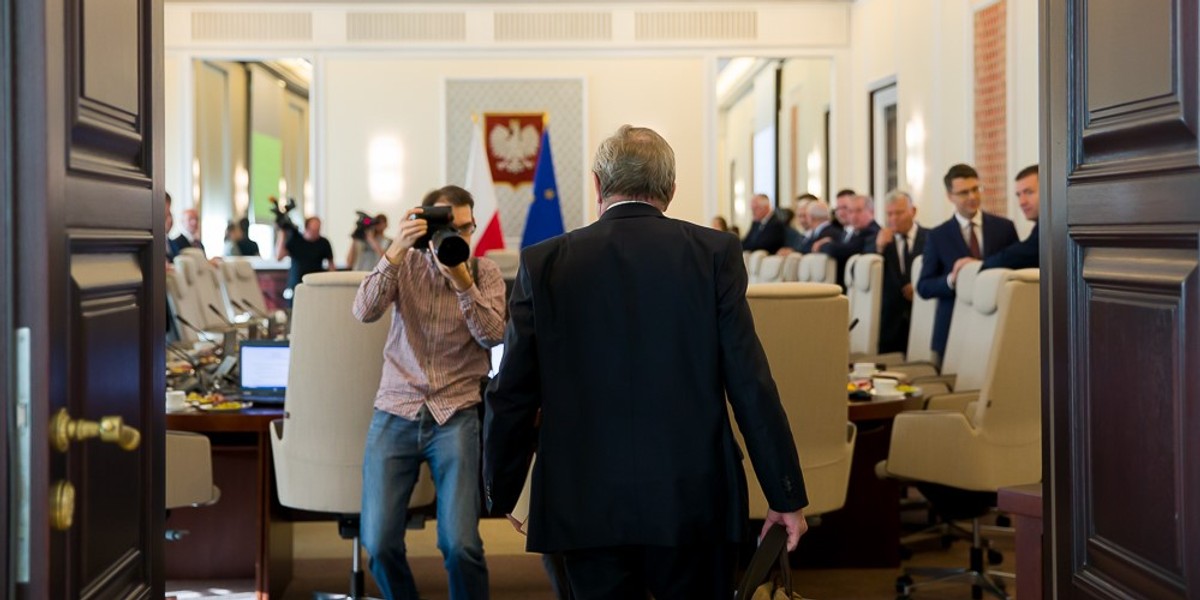 –Trwają rozmowy w ramach obozu Zjednoczonej Prawicy co do tego, jak będzie wyglądał rząd - powiedział rzecznik Piotr Müller. Dodał, że w tym tygodniu nie poznamy jeszcze składu całego rządu.