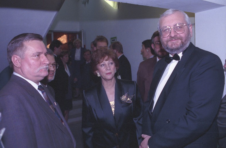 Uroczystości z okazji jubileuszu 40-lecia Telewizji Polskiej w 1992 r. Nz. prezydent RP Lech Wałęsa (L), wiceprzewodnicząca Komitetu ds. Radia i Telewizji Barbara Borys-Damięcka (C) i przewodniczący Komitetu ds. Radia i Telewizji Janusz Zaorski (P)