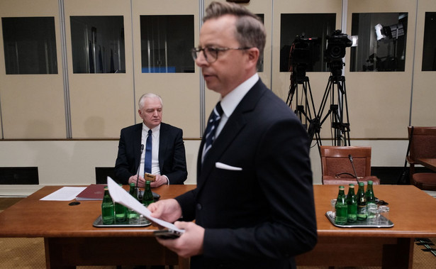 Były minister w rządzie PiS Jarosław Gowin zeznaje przed komisja ds. wyborów kopertowych. Na pierwszym planie przewodniczący komisji Dariusz Joński