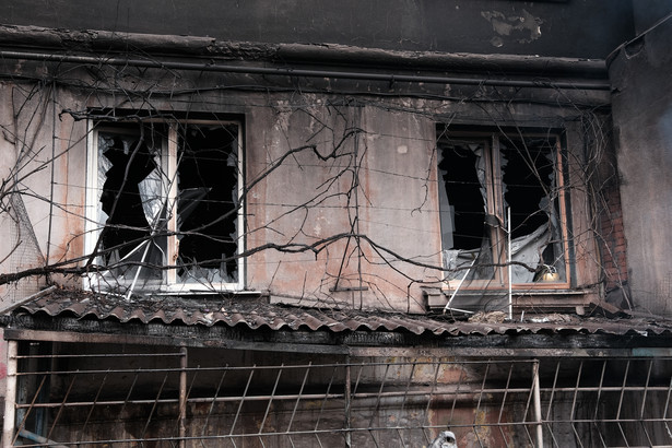 Zniszczony budynek w Mariupolu