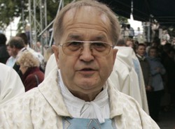 Minister zabiera miliony ojcu Rydzykowi