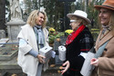 Gwiazdy kwestują na cmentarzach: Joanna Trzepiecińska, Emilia Krakowska