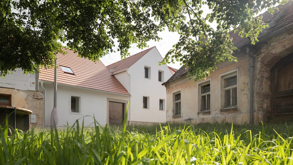 Przebudowa starej chaty. Architekci zmienili ją w nowoczesny dom