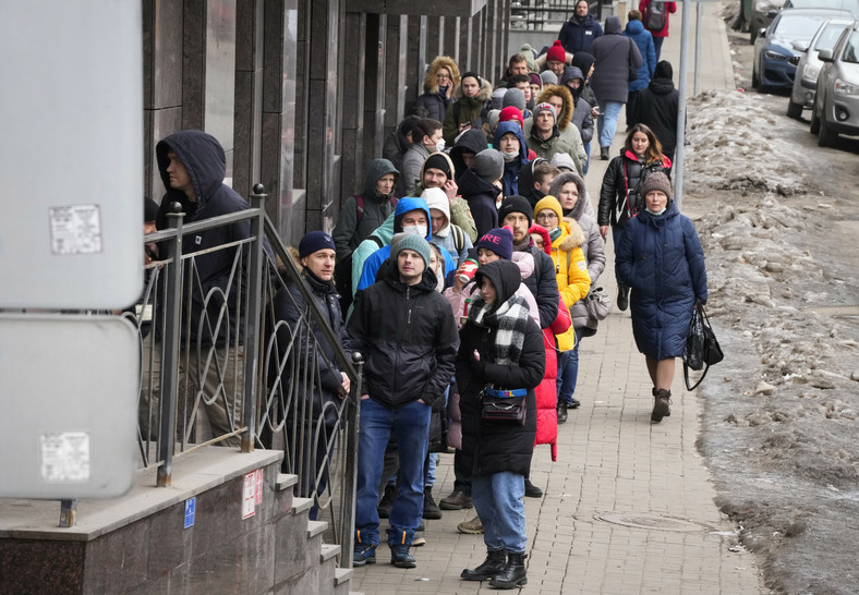 Kolejki do bankomatów w rosyjskich miastach, w związku ze spadkiem rubla ludzie chcą wypłacić dolary amerykańskie i euro, 25 lutego 2022 r.