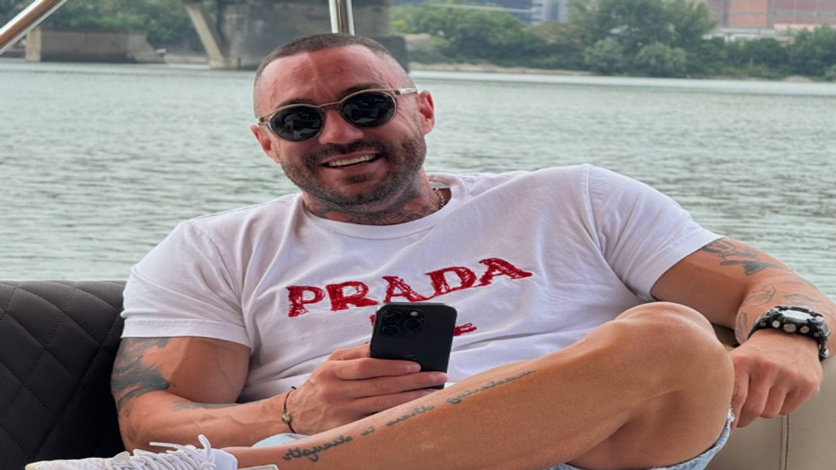 Kokrak uchlari chiqib turgan bikinili gozal qizlar