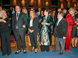 Klasyka kontra ekstrawagancja: Trzaskowscy i Miszczakowie w I rzędzie na premierze "Bliżej" w Teatrze 6. Piętro. FOTO