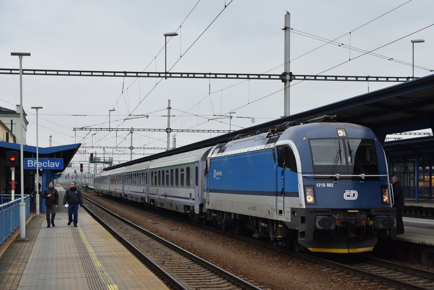Polski pociąg InterCity 'Polonia' z Warszawy do Wiednia na stacji Břeclav