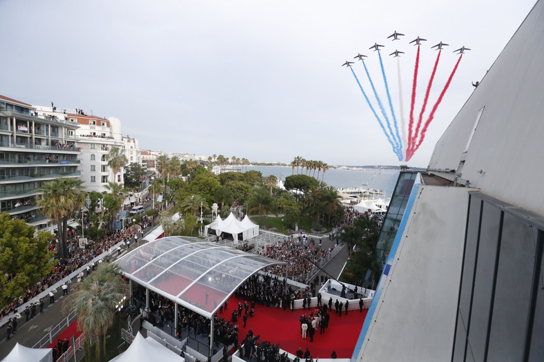 Samoloty nad Pałacem Festiwalowym w Cannes