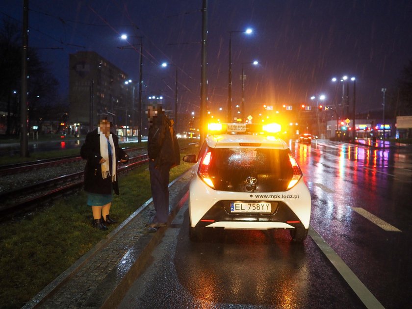  Volkswagen utknął na torach w Łodzi.