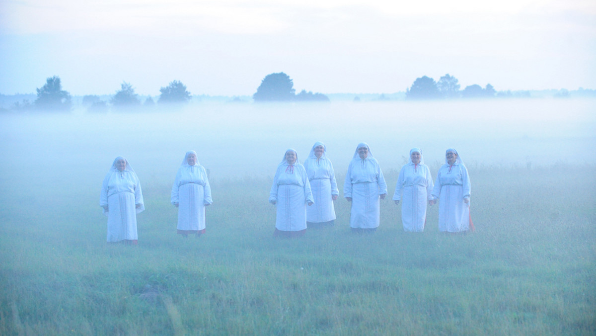 2 maja 2012. Kilka minut po 22:00 Franciszek Smuda podaje skład szerokiej kadry na Euro. Chwilę później prowadzący koncert "Hit Biało-Czerwonych" ogłaszają, że oficjalny przebój reprezentacji Polski zaśpiewa... Nie Maryla, nie Feel, ani nawet nie Wilki. Triumfuje Jarzębina, zespół ludowy z Kocudzy w województwie lubelskim. Z jednej strony zaskoczenie, z drugiej - euforia, że zatriumfowało coś "swojskiego". Radość nie trwała jednak długo. Po oskarżeniach o plagiat, procesach i kłopotach z zarejestrowaniem utworu, okazało się, że Jarzębina, mimo wcześniejszych ustaleń, nie wystąpi w przerwie meczu otwarcia (Polska-Grecja). Rok od rozpoczęcia Euro spory wokół "Koko Euro Spoko" wciąż nie zostały uregulowane. - Bardzo nas oczernili ci, których uważaliśmy za przyjaciół. Przekonałyśmy się, że chcieli nas wykorzystać - zdradza Irena Krawiec, założycielka Jarzębiny, w rozmowie z Onetem.