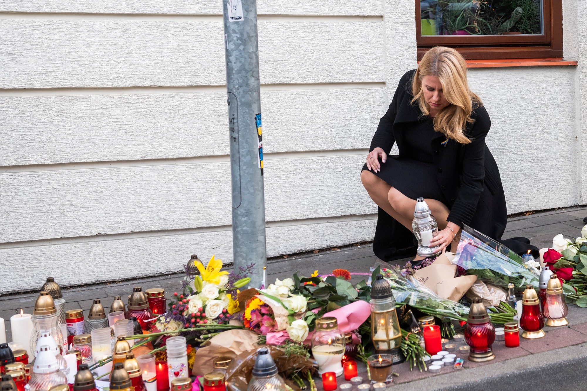 Zuzana Čaputová prišla položiť kyticu a zapáliť sviečku na miesto činu po streľbe na Zámockej ulici v Bratislave 13. októbra 2022.