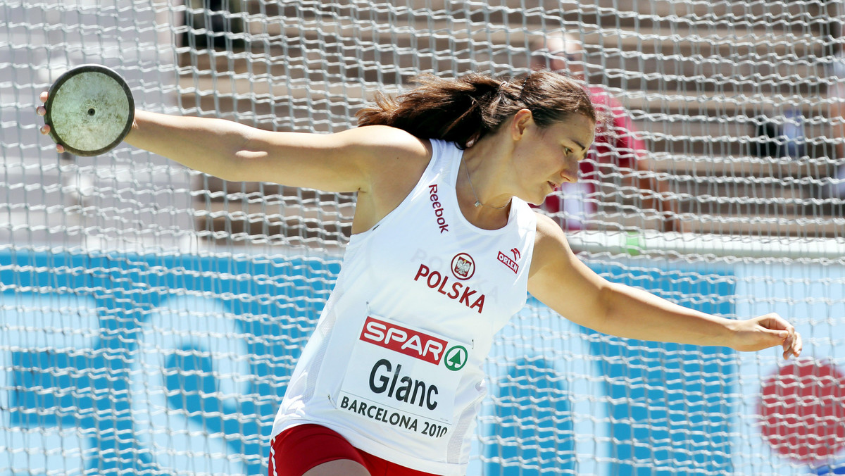 Żaneta Glanc, dwukrotnie czwarta (2009, 2011) w rzucie dyskiem na lekkoatletycznych mistrzostwach świata, pewnie awansowała do finału w Moskwie. Polka zajęła w eliminacjach ósme miejsce z wynikiem 61,62 m. Przystąpiła jednak do nich mocno zdenerwowana, bowiem na rozgrzewce na stadionie złamała nos Ukraince Natalii Siemienowej.