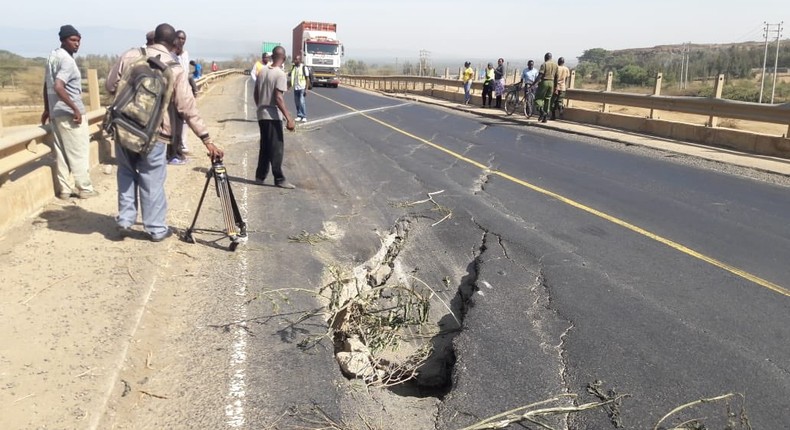 Cracks that developed on Mai-Mahiu -Naivasha Road following tremors experienced on Sunday night (Twitter)