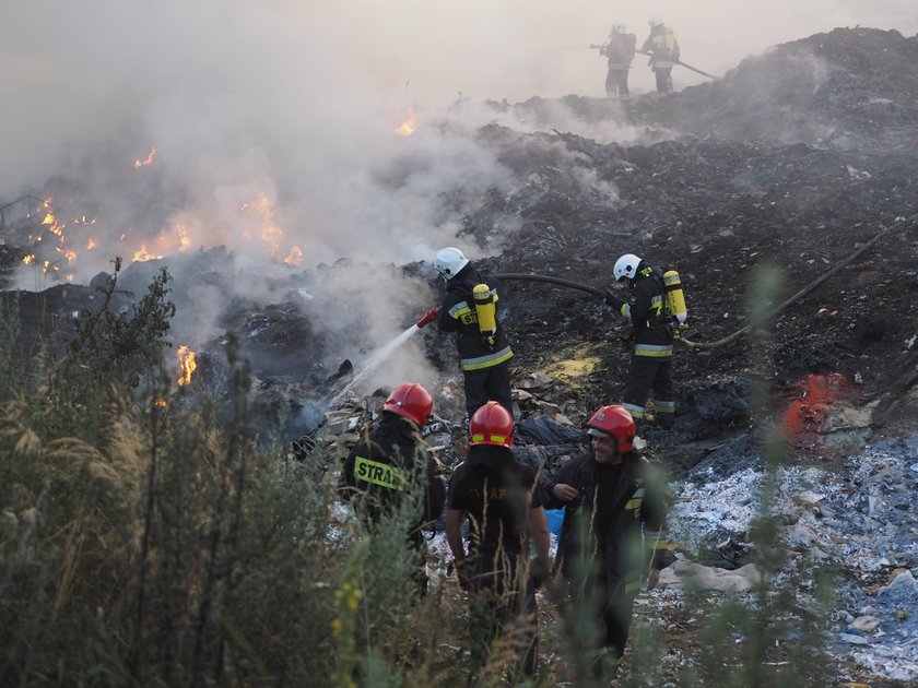 Potężny pożar wysypiska w Łódzkiem. Na miejscu kilkudziesięciu strażaków