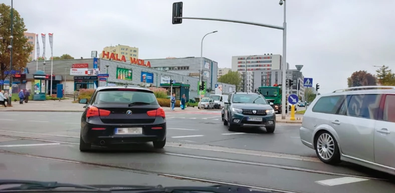 Nie skręcaj w ciemno. Widoczność na pojazdy nadjeżdżające z przeciwka jest mocno utrudniona. Zaczekaj na poprawę warunków.