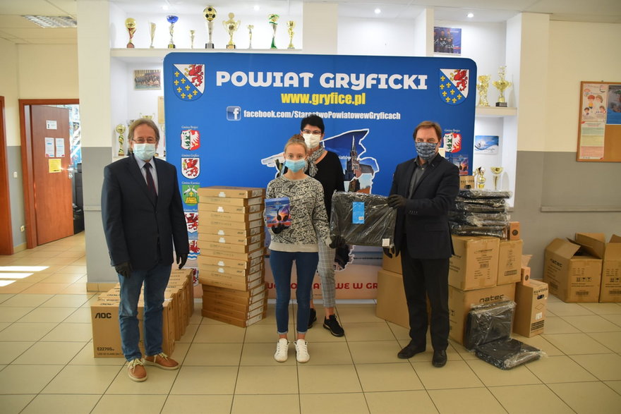 Przekazanie komputerów i środków higienicznych w ramach projektu: „Wsparcie dzieci umieszczonych w pieczy zastępczej w okresie epidemii COVID – 19”. Foto: Starostwo Powiatowe w Gryficach.