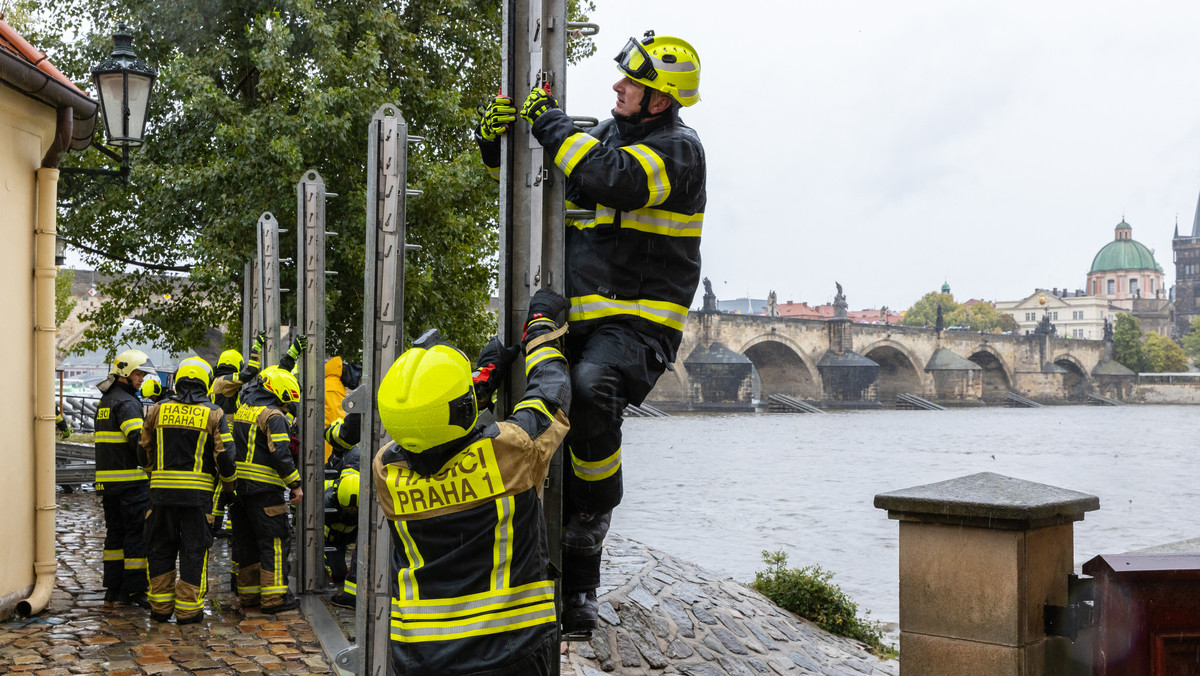 Praga w obliczu powodzi – miasto w gotowości, zapory przeciwpowodziowe wzniesione