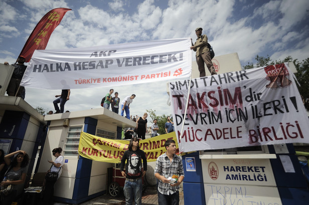 Taksim Square - Turkowie protestują przeciwko budowie centrum handlowego.