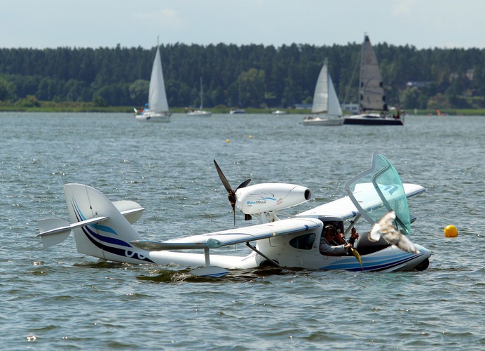 SeaMax- ultralekki wodnosamolot podczas pokazów lotniczych Mazury Airshow 2015. <br><br> fot. (tw/cat) PAP/Tomasz Waszczuk