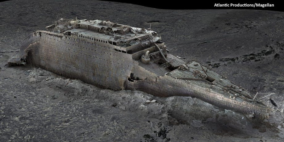 Obraz ze skanu 3D Titanica przedstawiający cały wrak statku na dnie morza