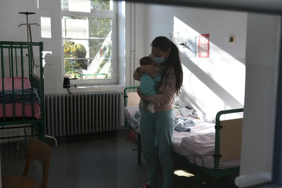 Reljina mama Jelena nežno ljuljuška sina da lakše zaspi