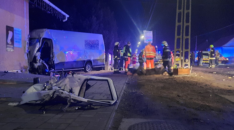 A rendőrök a helyszíni szemle és műszaki mentés idejére az érintett útszakaszt lezárták / Fotó: Police.hu