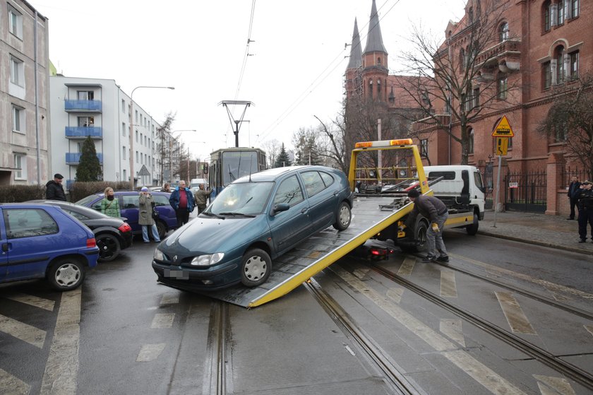 Straż miejska odholowuje źle zaparkowane auto