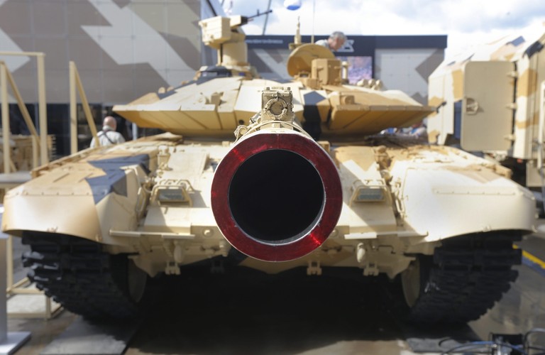 Jak zauważył minister obrony Siergiej Szojgu, jest to największa w Rosji prezentacja nowoczesnych modeli broni i sprzętu wojskowego. Ekspozycja zajmuje powierzchnię około 140 tys. metrów kwadratowych. <br>Na zdjęciu czołg T-90MS. 
<br><br> fot. EPA / SERGEI ILNITSKY