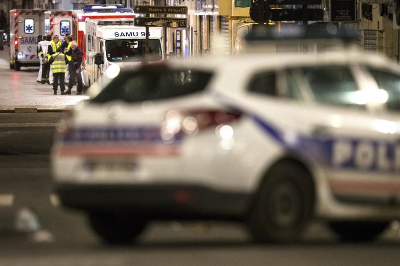 Policjant w czasie nocnej operacji w Paryżu, w dzielnicy Saint-Denis