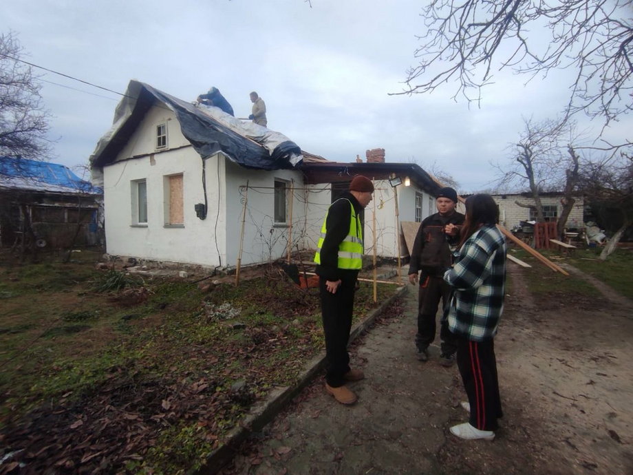 Odbudowa domu w miejscowości Smila, okręg Czerkasy, po ataku.