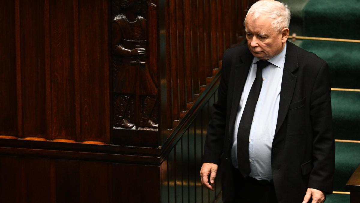Prezes PiS Jarosław Kaczyński w sali sejmowej podczas posiedzenia inaugurującego X kadencję izby