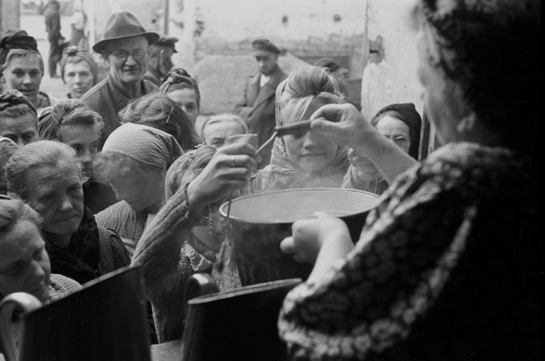 Ostatnie grupy Niemców opuszczają Polskę. Wydawanie żywności repatriantom, Legnica, 1947 [zdjęcie ilustracyjne]