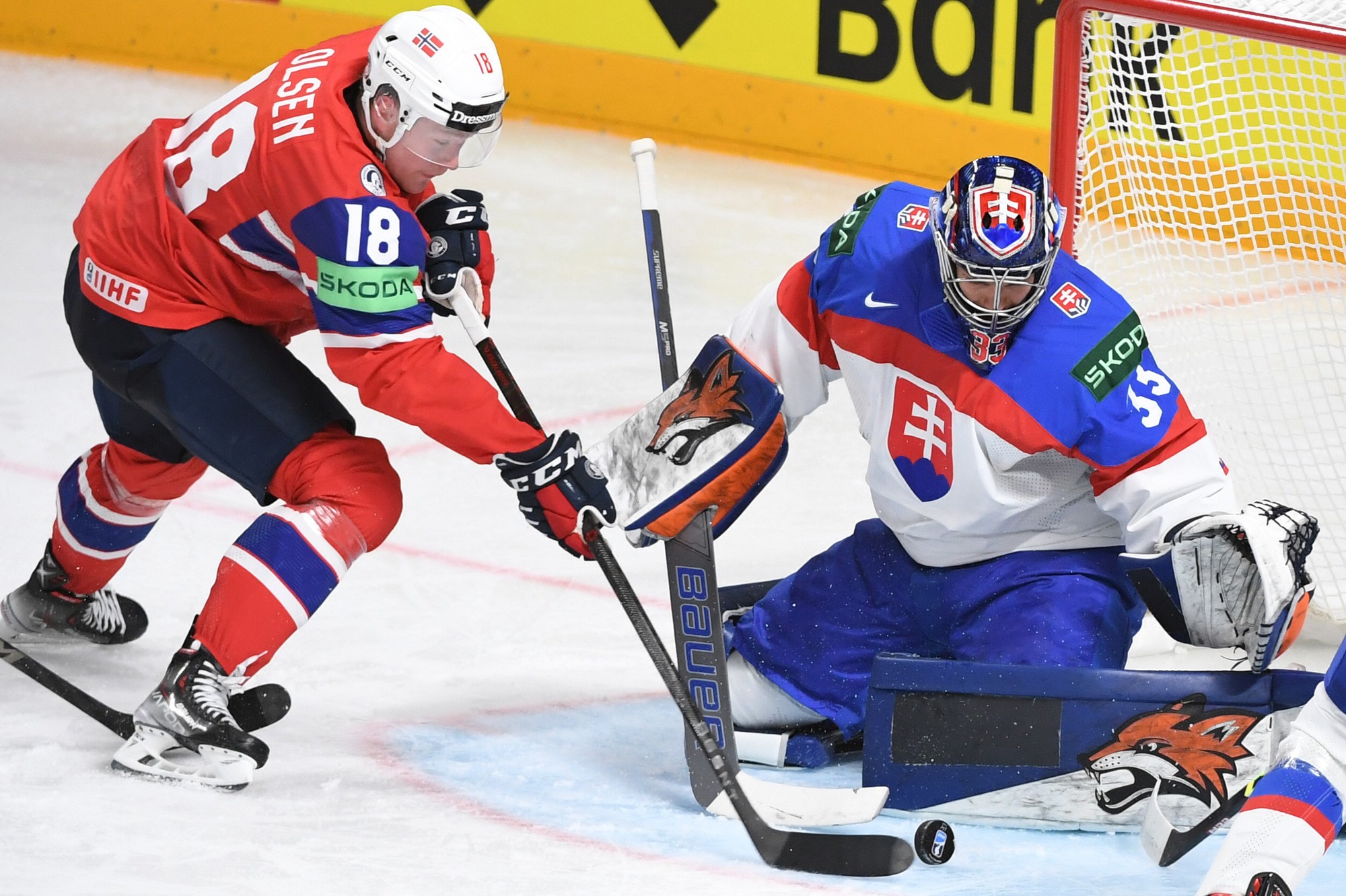 Sprava brankár Stanislav Škorvánek (Slovensko) a Thomas Olsen (Nórsko).