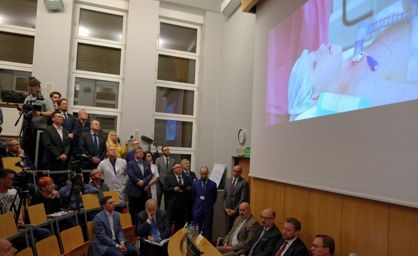 PROFESOR MACIEJEWSKI W CZASIE KONFERENCJI W GLIWICKIM CENTRUM ONKOLOGII