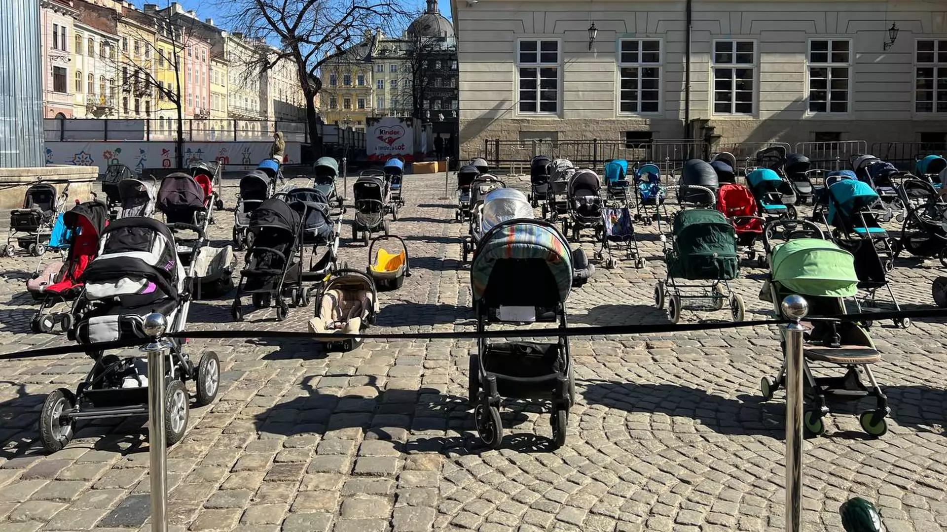 Dziesiątki wózków na placu we Lwowie upamiętniają ukraińskie dzieci zabite na wojnie