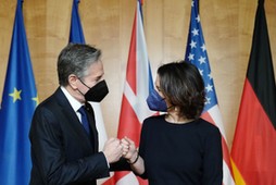 German Foreign Minister Annalena Baerbock (R) greets US Secretary of State Antony Blinken for talks at the Foreign Oce on January 20, 2022 in Berlin, Germany