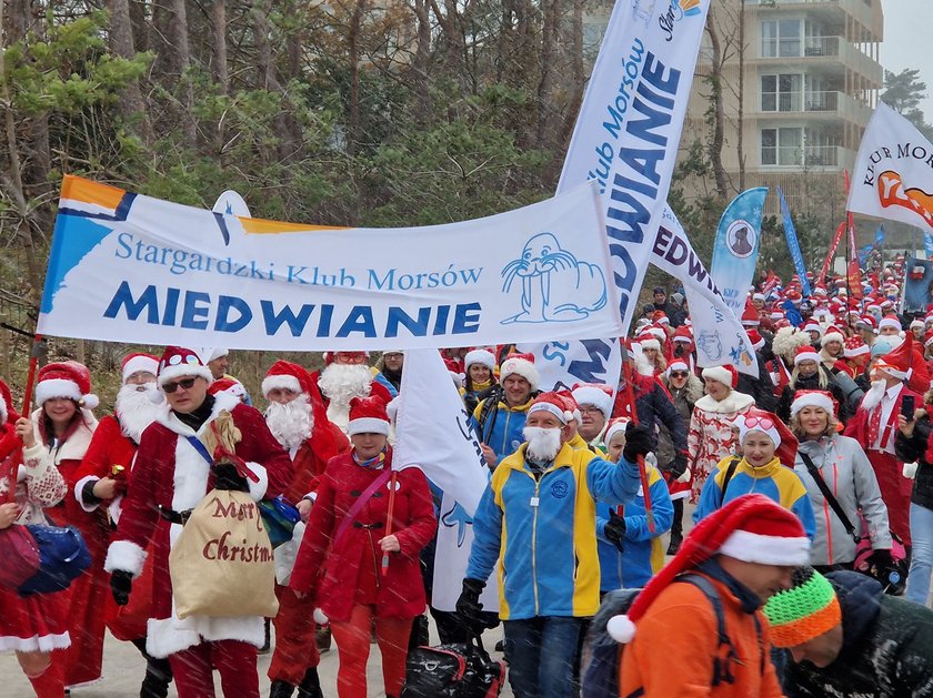 Morze w Świnoujściu zrobiło się czerwone! Wszystko przez fanów morsowania