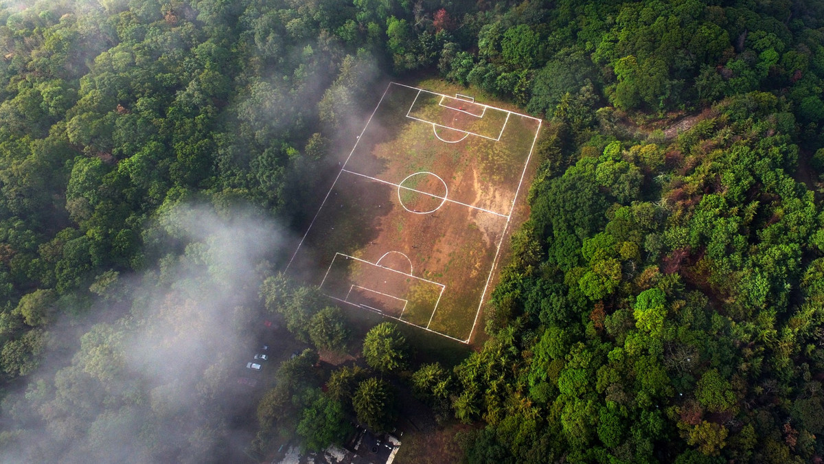 Boisko piłkarskie w katerze wulkanu Teoca w Meksyku