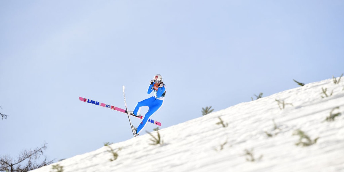Na Skoczka Narciarskiego Tuż Przed Wybiciem Z Progu Skoczni Działa Skoki narciarskie. Tande może opuścić oddział intensywnej terapii