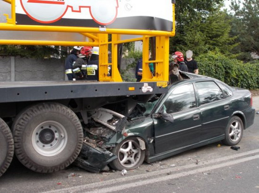  Auto osobowe uderzyło w tył przyczepy